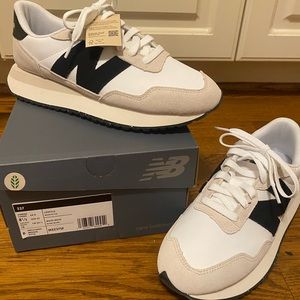 Mens size 8.5 New Balance 237